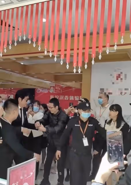 60歲羅嘉良內地商演撈金！身材暴瘦撞臉范志毅，被曝一首歌10萬元