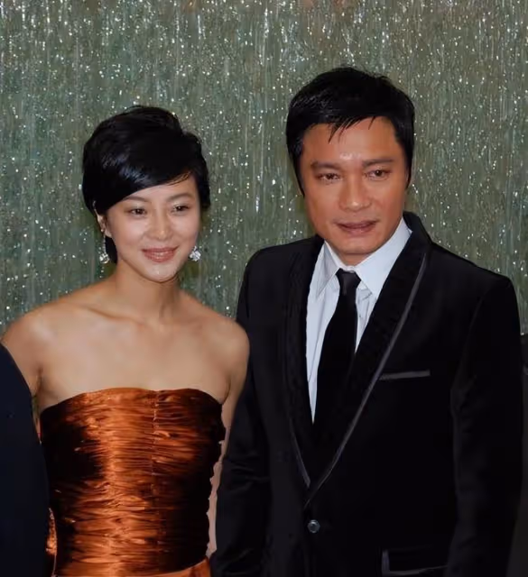 60歲羅嘉良內地商演撈金！身材暴瘦撞臉范志毅，被曝一首歌10萬元