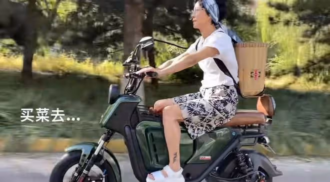 60歲羅嘉良內地商演撈金！身材暴瘦撞臉范志毅，被曝一首歌10萬元