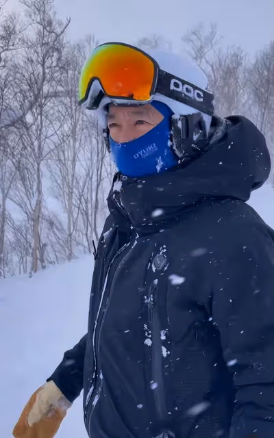 周星馳在辦公室寫「心想事成」符,桌子上擺著李小龍和他的功夫照