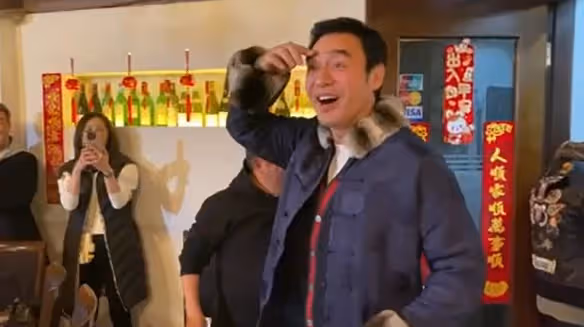 歡慶70歲！大咖男星生日眾星雲集「驚見張學友台上獻唱」　梁家輝、劉嘉玲全來了「真實狀態網嚇傻」