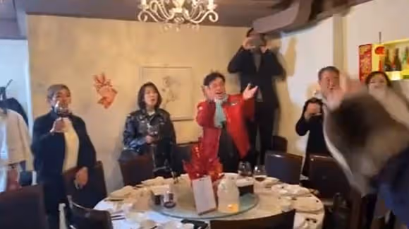 歡慶70歲!大咖男星生日眾星雲集「驚見張學友台上獻唱」 梁家輝、劉嘉玲全來了「真實狀態網嚇傻」