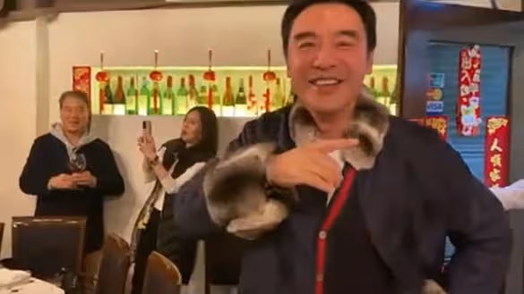 歡慶70歲!大咖男星生日眾星雲集「驚見張學友台上獻唱」 梁家輝、劉嘉玲全來了「真實狀態網嚇傻」