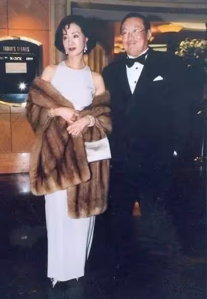 丈夫偷吃43年!她不哭不鬧「聯手女兒鬥垮小三」絕不離婚 等到老公走了「獨佔百億家產」成最大贏家