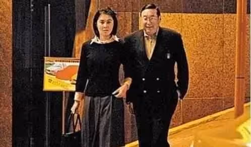 丈夫偷吃43年!她不哭不鬧「聯手女兒鬥垮小三」絕不離婚 等到老公走了「獨佔百億家產」成最大贏家