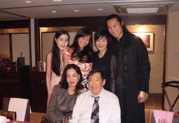 丈夫偷吃43年!她不哭不鬧「聯手女兒鬥垮小三」絕不離婚 等到老公走了「獨佔百億家產」成最大贏家