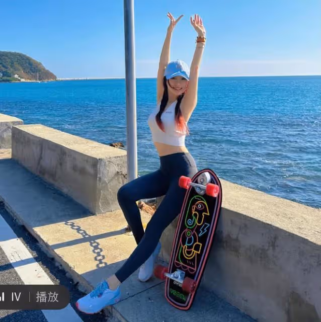 41歲李小璐曬近照,扎麻花辮穿露腰裝秀少女感,狀態似逆生長
