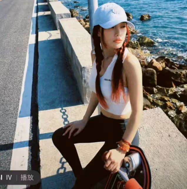 41歲李小璐曬近照,扎麻花辮穿露腰裝秀少女感,狀態似逆生長