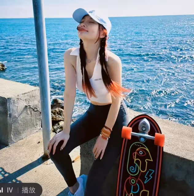 41歲李小璐曬近照,扎麻花辮穿露腰裝秀少女感,狀態似逆生長