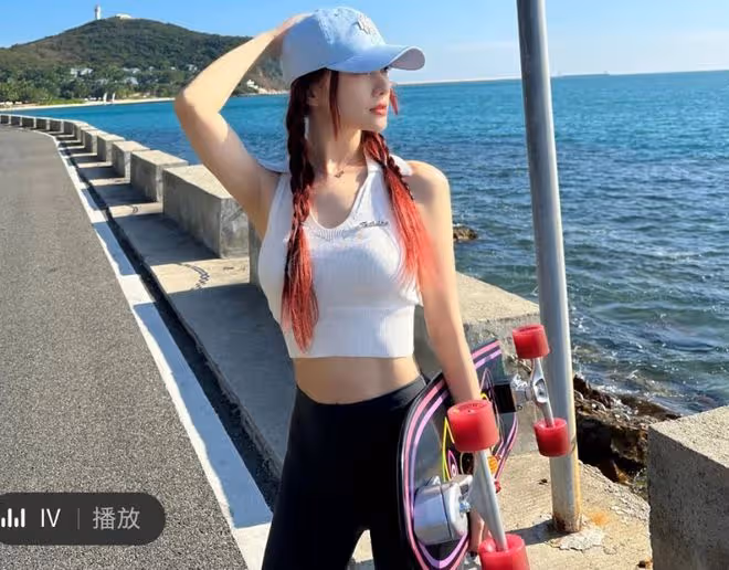 41歲李小璐曬近照,扎麻花辮穿露腰裝秀少女感,狀態似逆生長
