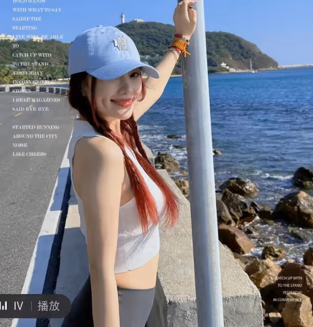 41歲李小璐曬近照,扎麻花辮穿露腰裝秀少女感,狀態似逆生長