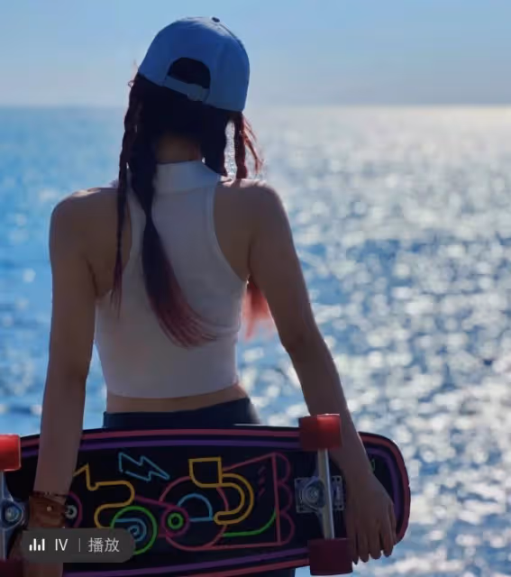 41歲李小璐曬近照,扎麻花辮穿露腰裝秀少女感,狀態似逆生長