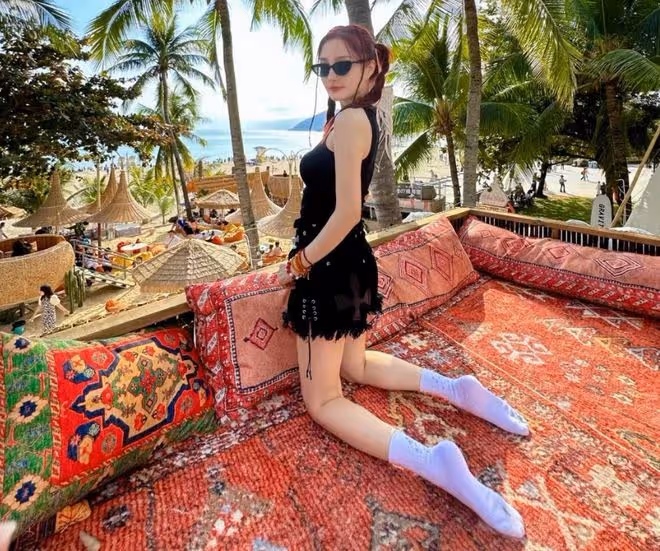 41歲李小璐曬近照,扎麻花辮穿露腰裝秀少女感,狀態似逆生長