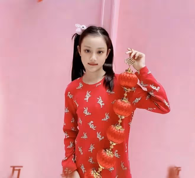 41歲李小璐曬近照,扎麻花辮穿露腰裝秀少女感,狀態似逆生長
