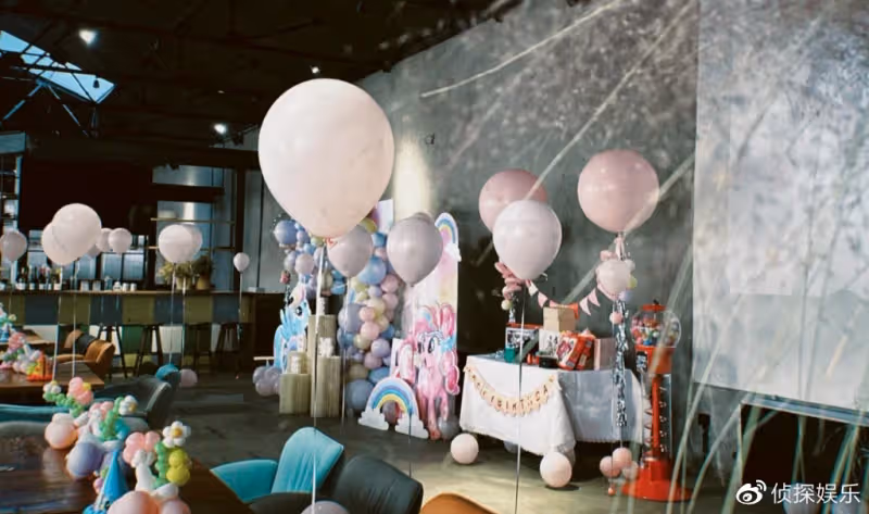 穎兒付辛博為女兒辦生日趴,5歲小月亮親吻爸爸,滿臉彩繪好可愛