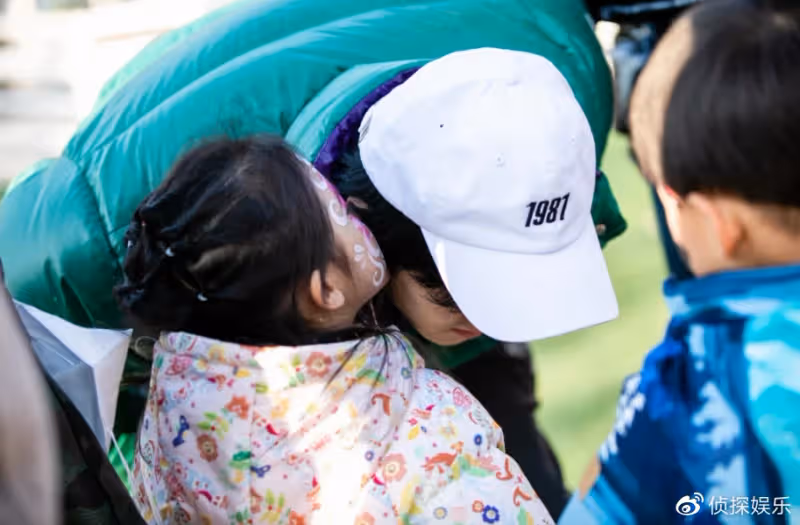穎兒付辛博為女兒辦生日趴,5歲小月亮親吻爸爸,滿臉彩繪好可愛