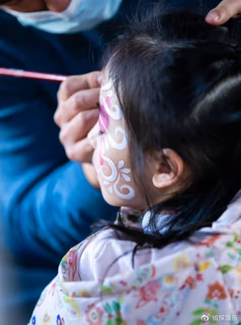 穎兒付辛博為女兒辦生日趴，5歲小月亮親吻爸爸，滿臉彩繪好可愛