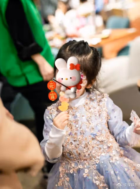 穎兒付辛博為女兒辦生日趴，5歲小月亮親吻爸爸，滿臉彩繪好可愛