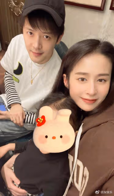穎兒付辛博為女兒辦生日趴，5歲小月亮親吻爸爸，滿臉彩繪好可愛