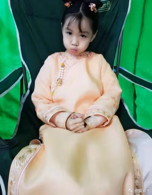 鍾麗緹曬照為小女兒慶生,13歲考拉從小美到大,染髮化妝氣質驚艷