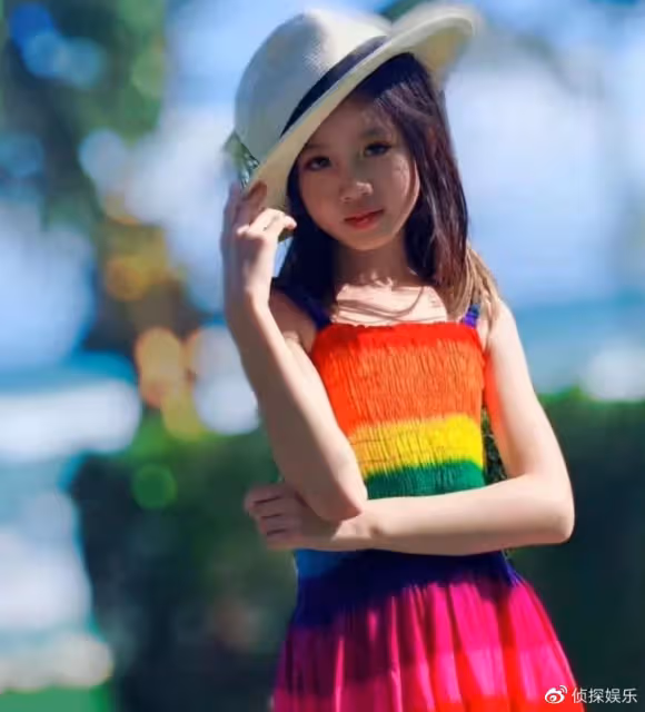 鍾麗緹曬照為小女兒慶生,13歲考拉從小美到大,染髮化妝氣質驚艷