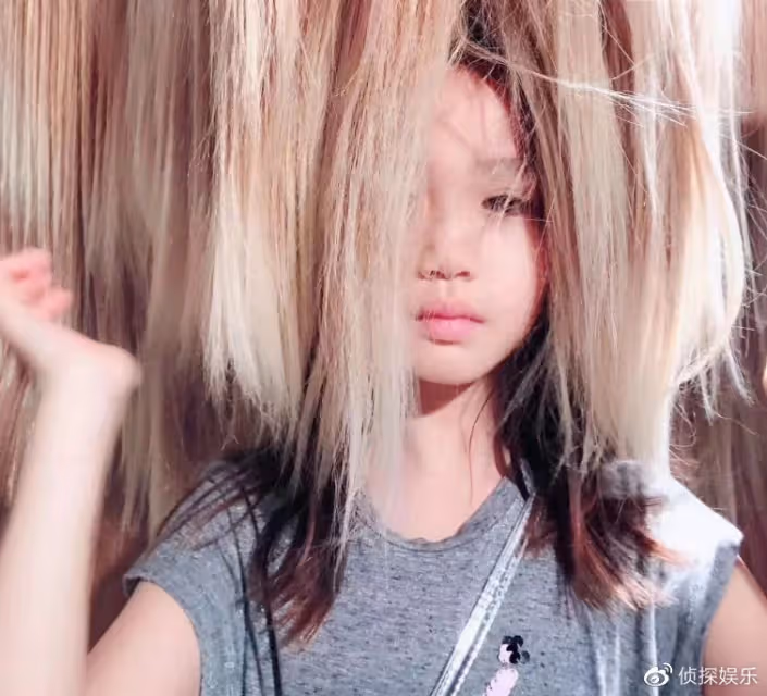 鍾麗緹曬照為小女兒慶生,13歲考拉從小美到大,染髮化妝氣質驚艷