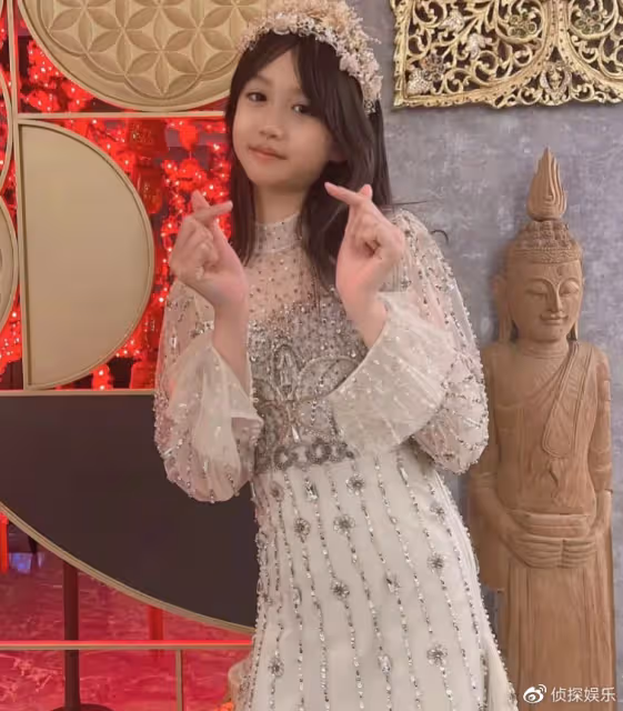鍾麗緹曬照為小女兒慶生,13歲考拉從小美到大,染髮化妝氣質驚艷