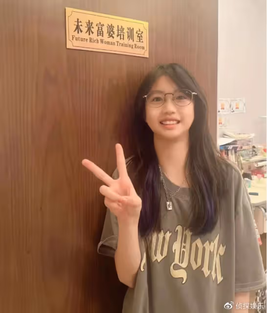 鍾麗緹曬照為小女兒慶生,13歲考拉從小美到大,染髮化妝氣質驚艷