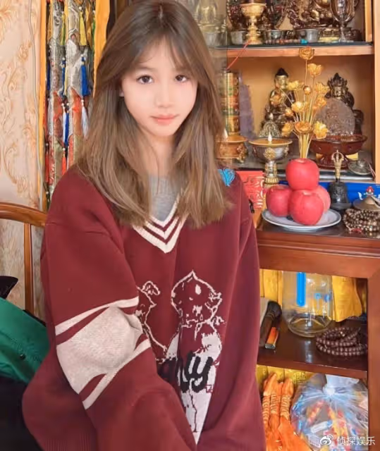 鍾麗緹曬照為小女兒慶生,13歲考拉從小美到大,染髮化妝氣質驚艷