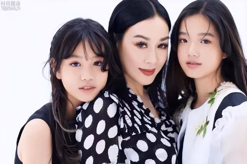 鍾麗緹曬照為小女兒慶生,13歲考拉從小美到大,染髮化妝氣質驚艷