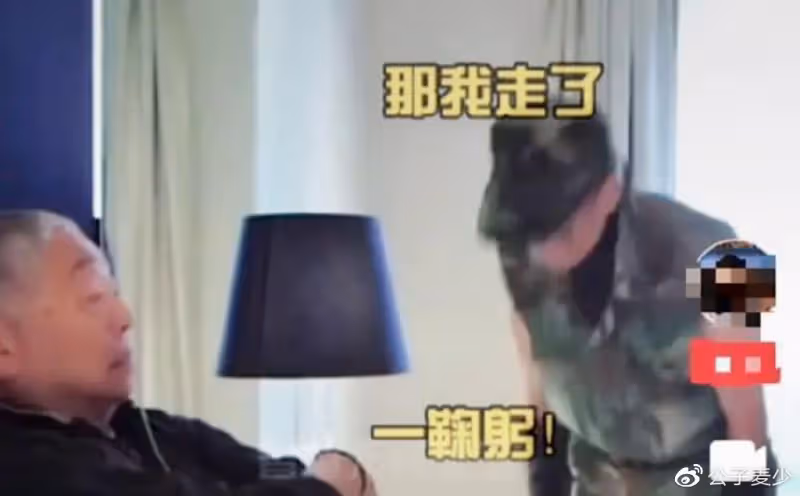 讓謝賢爬去台灣見他,用48瓶XO為古龍陪葬,半黑半白的王羽是誰?