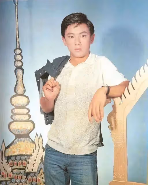 讓謝賢爬去台灣見他,用48瓶XO為古龍陪葬,半黑半白的王羽是誰?