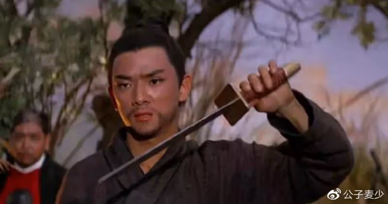 讓謝賢爬去台灣見他,用48瓶XO為古龍陪葬,半黑半白的王羽是誰?
