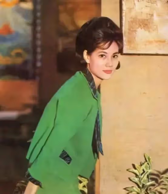 讓謝賢爬去台灣見他,用48瓶XO為古龍陪葬,半黑半白的王羽是誰?