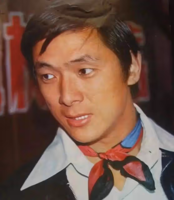 讓謝賢爬去台灣見他,用48瓶XO為古龍陪葬,半黑半白的王羽是誰?