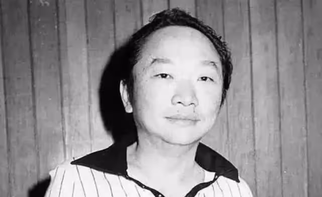 讓謝賢爬去台灣見他,用48瓶XO為古龍陪葬,半黑半白的王羽是誰?