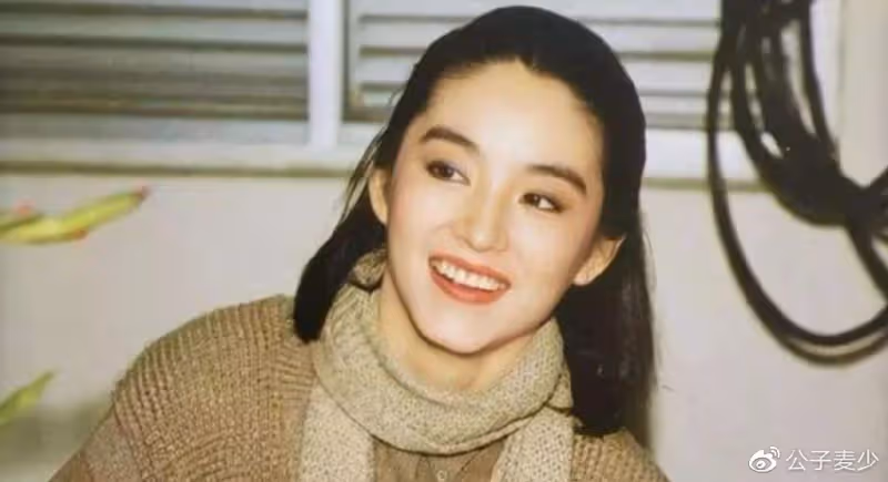 讓謝賢爬去台灣見他,用48瓶XO為古龍陪葬,半黑半白的王羽是誰?