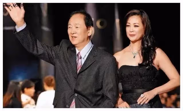 讓謝賢爬去台灣見他,用48瓶XO為古龍陪葬,半黑半白的王羽是誰?