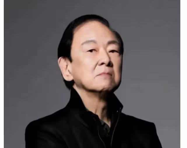 讓謝賢爬去台灣見他,用48瓶XO為古龍陪葬,半黑半白的王羽是誰?