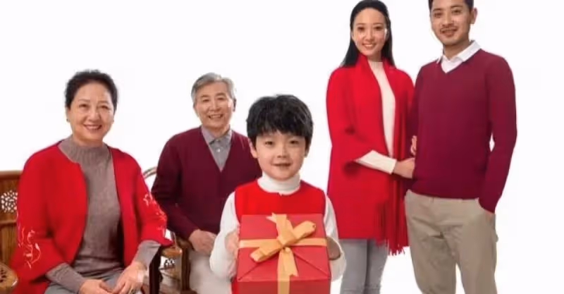 和搭夥老伴一家過年，年夜飯卻不得上桌，64歲阿姨怒掀飯桌提分手