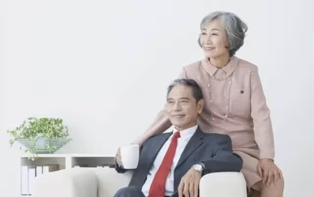和搭夥老伴一家過年,年夜飯卻不得上桌,64歲阿姨怒掀飯桌提分手