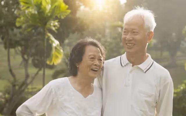 和搭夥老伴一家過年,年夜飯卻不得上桌,64歲阿姨怒掀飯桌提分手