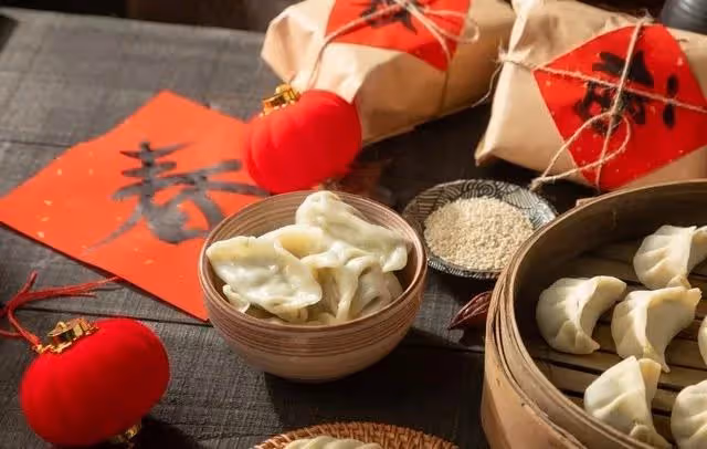 和搭夥老伴一家過年，年夜飯卻不得上桌，64歲阿姨怒掀飯桌提分手
