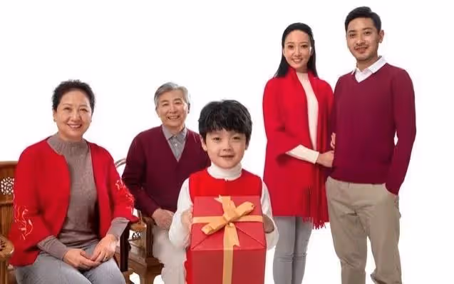 和搭夥老伴一家過年，年夜飯卻不得上桌，64歲阿姨怒掀飯桌提分手