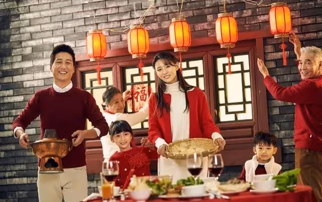 和搭夥老伴一家過年，年夜飯卻不得上桌，64歲阿姨怒掀飯桌提分手