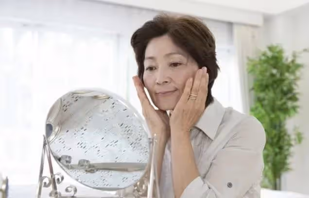 和搭夥老伴一家過年，年夜飯卻不得上桌，64歲阿姨怒掀飯桌提分手