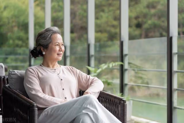 我65歲與女兒同住，醉酒女婿半夜突然跪我，竟是因思念過度而錯認