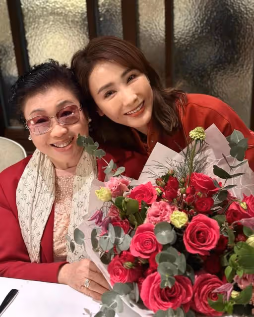 從一線花旦到最美CEO,圈中最孝順女為母慶生,遺傳媽媽優良基因