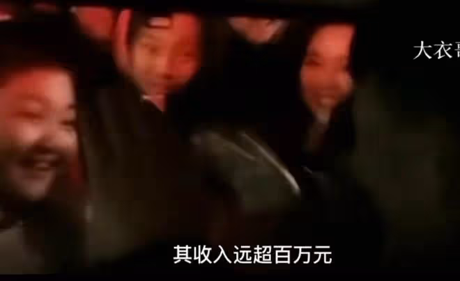 大衣哥朱之文現身商演,穿西裝身姿挺拔被眾人圍繞,曝一首歌8萬