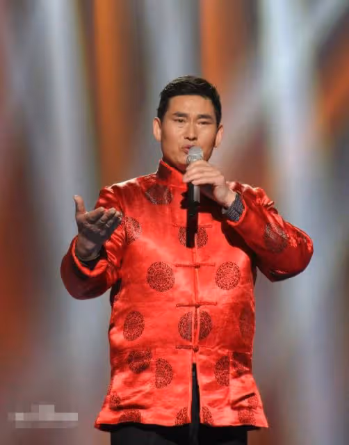大衣哥朱之文現身商演,穿西裝身姿挺拔被眾人圍繞,曝一首歌8萬